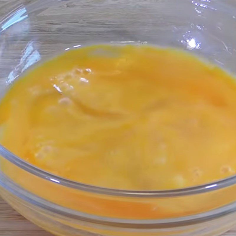 Step 3 Fry the eggs for mixed vegetable somen noodles