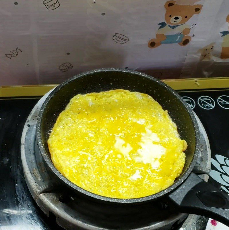 Step 3 Fry the eggs Mixed noodle bowl