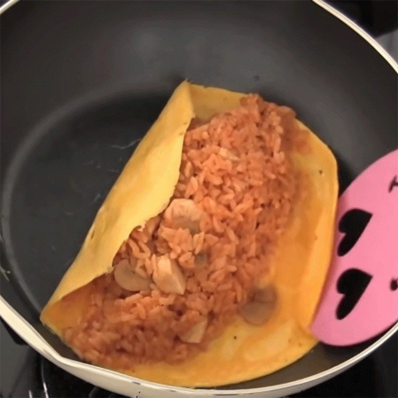 Step 3 Fry the eggs and wrap the rice Omurice