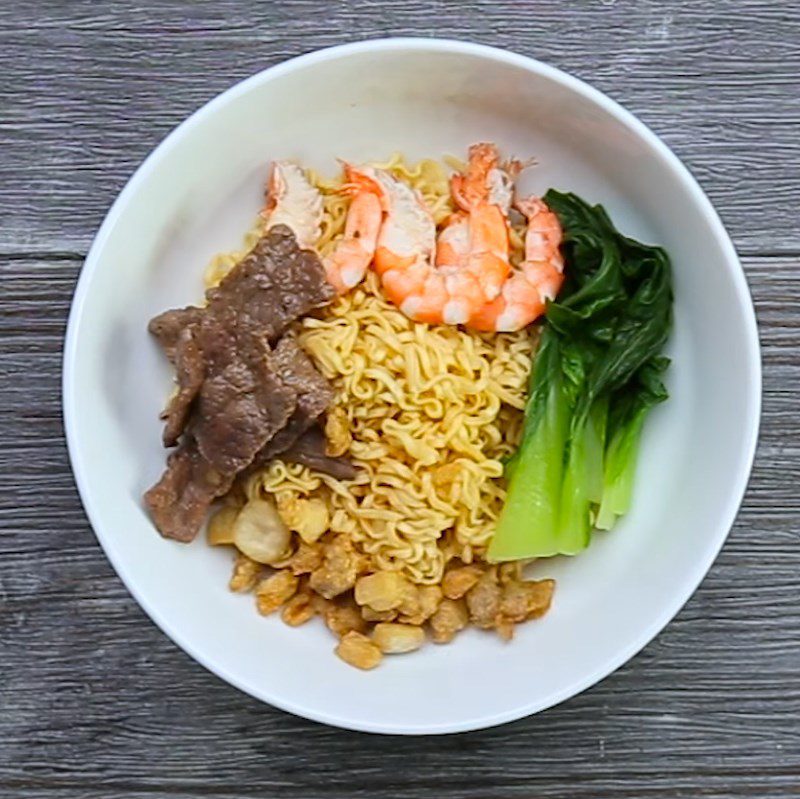 Step 6 Fry the eggs and complete Stir-fried noodles with fried pork fat