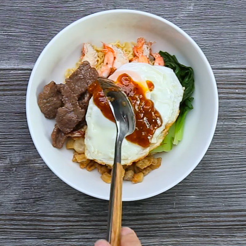 Step 6 Fry the eggs and complete Stir-fried noodles with fried pork fat