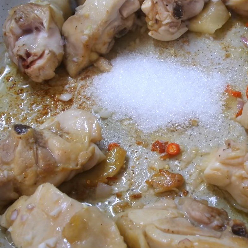 Step 3 Frying and braising chicken with rice paddy herb