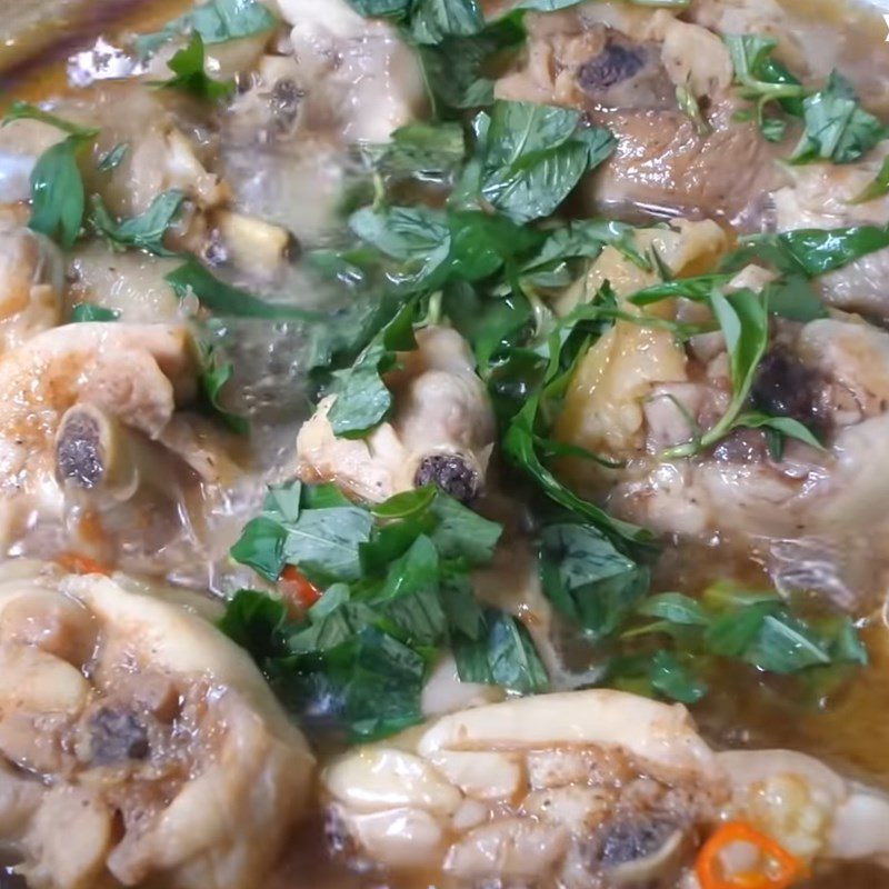 Step 3 Frying and braising chicken with rice paddy herb