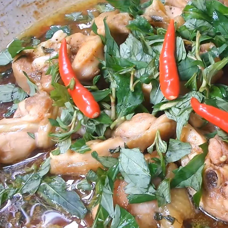 Step 3 Frying and braising chicken with rice paddy herb