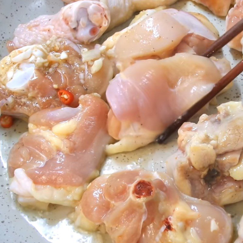 Step 3 Fry and stew the chicken Chicken stewed with Vietnamese coriander