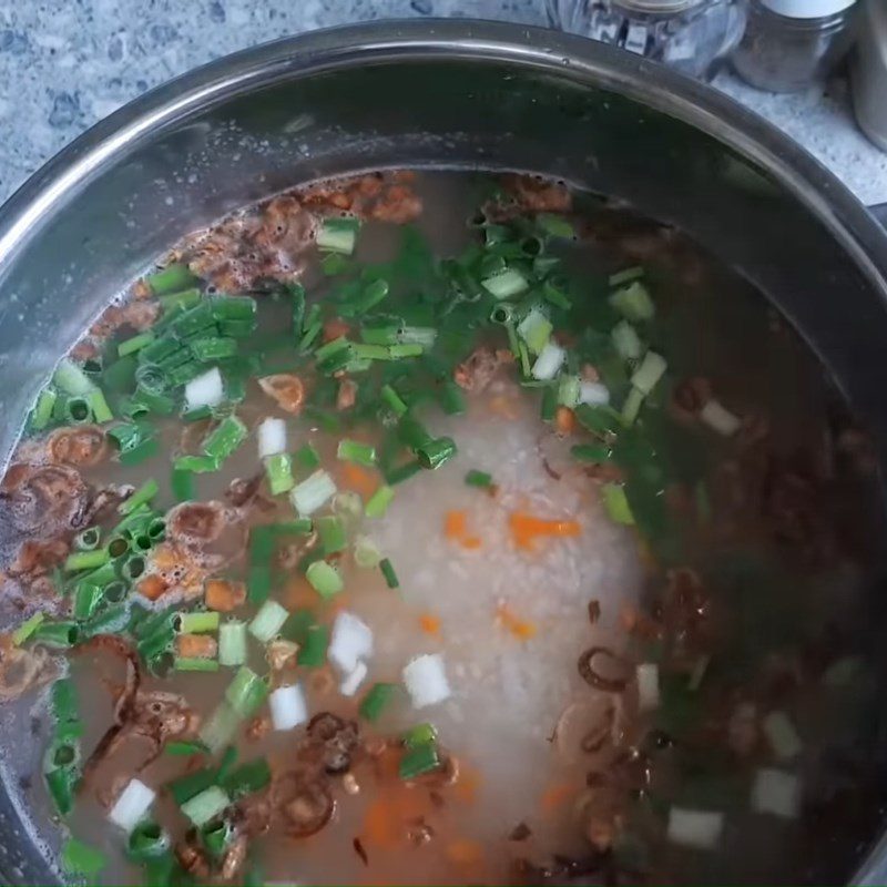 Step 4 Add the ingredients to the porridge Frog salad porridge