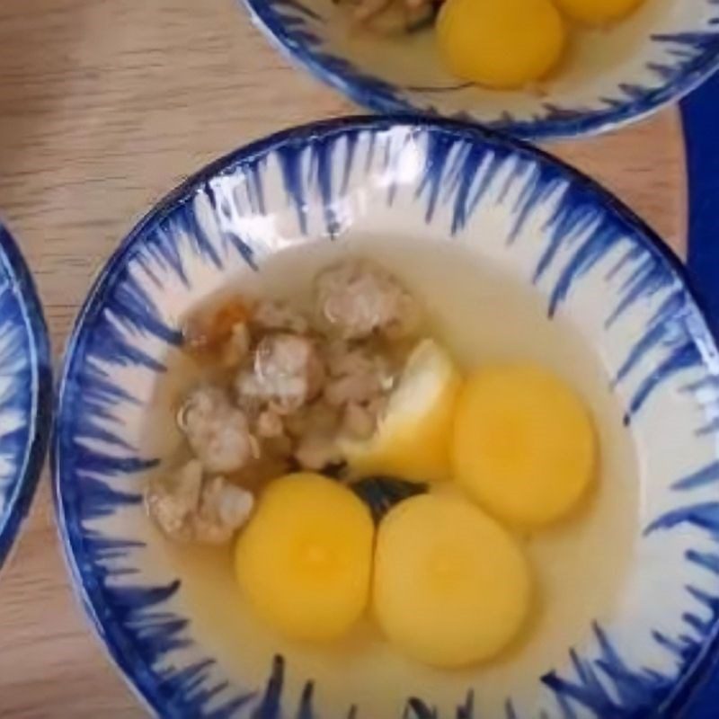 Step 3 Put the ingredients into the quail egg baking bowl