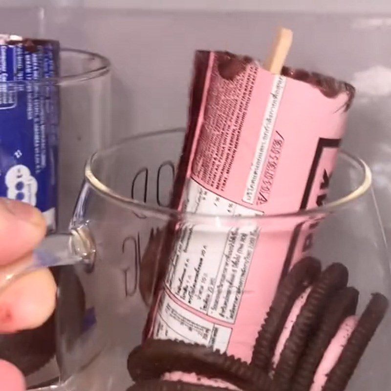 Step 3 Pour the ice cream into the mold How to make Oreo ice cream (Recipe shared from TikTok Cooking with TasteVN)