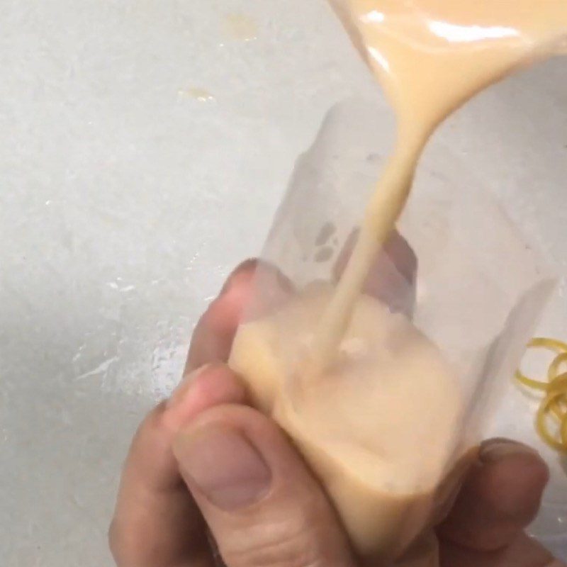 Step 3 Put into the bag Apple cream bag