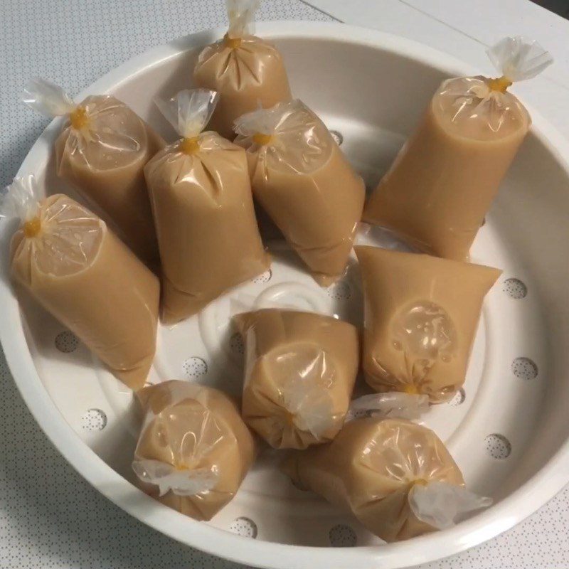 Step 3 Put into the bag Apple cream bag