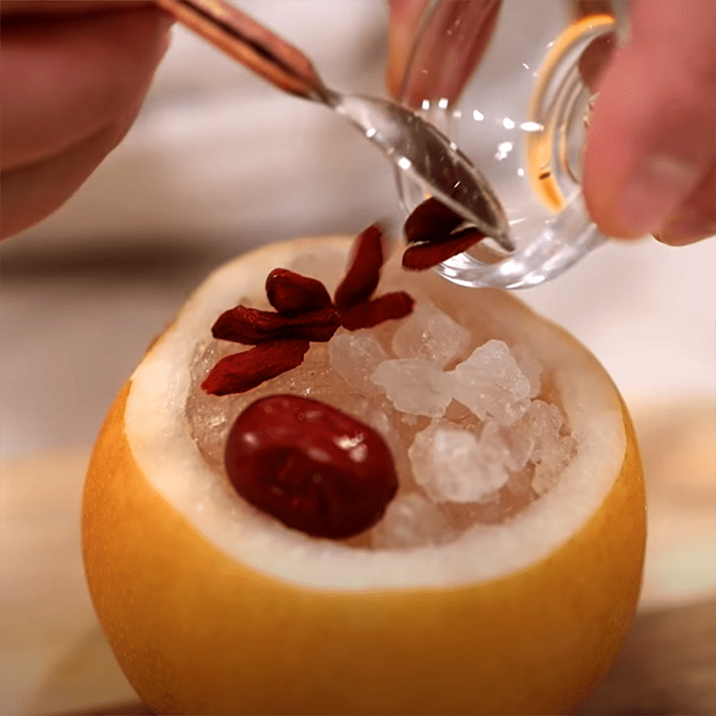 Step 3 Put bird's nest into pear Sweet pear bird's nest soup