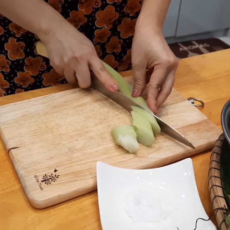Step 2 Prepare other ingredients for fragrant snakehead fish hotpot