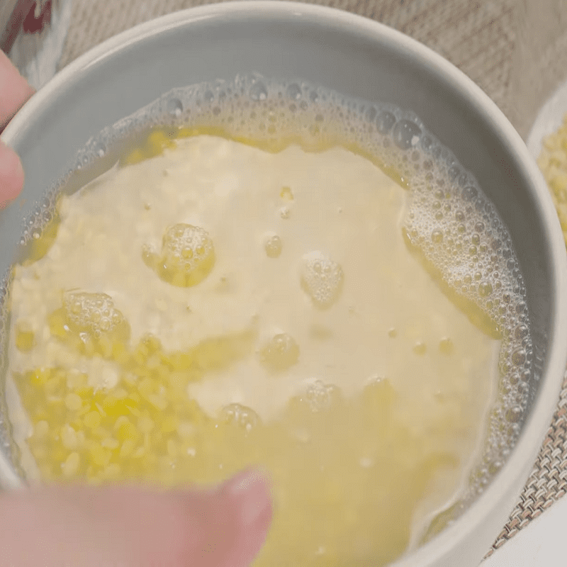 Step 1 Prepare the main ingredients for green bean lotus seed dessert with red apples