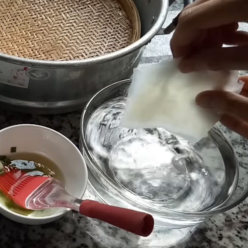 Step 3 Preparing and steaming rice paper Steamed rice paper with onion