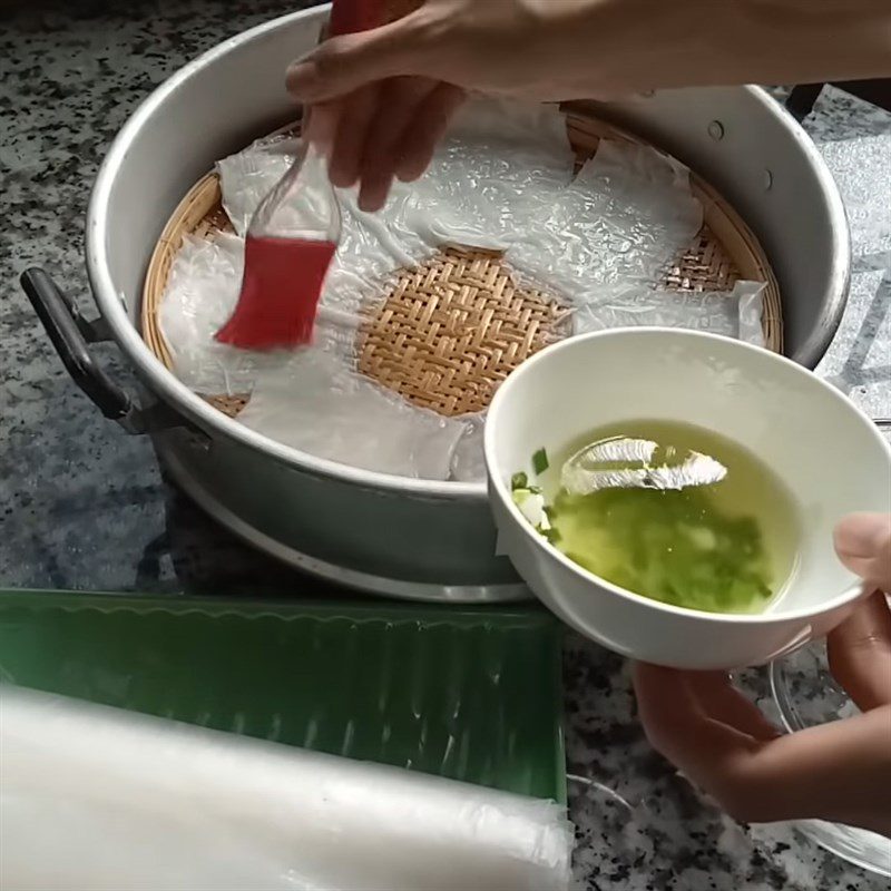 Step 3 Preparing and steaming rice paper Steamed rice paper with onion