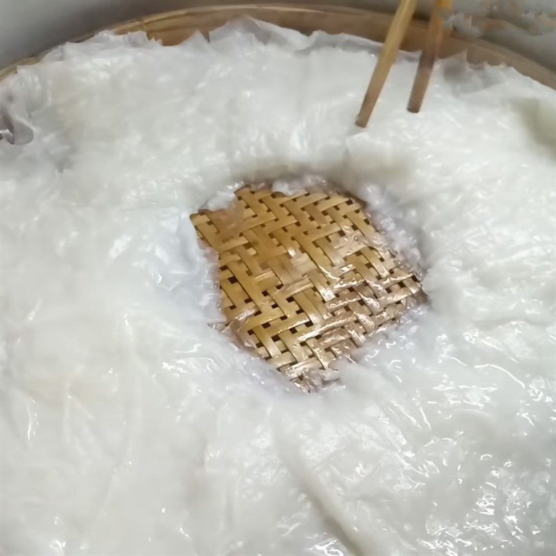 Step 3 Preparing and steaming rice paper Steamed rice paper with onion