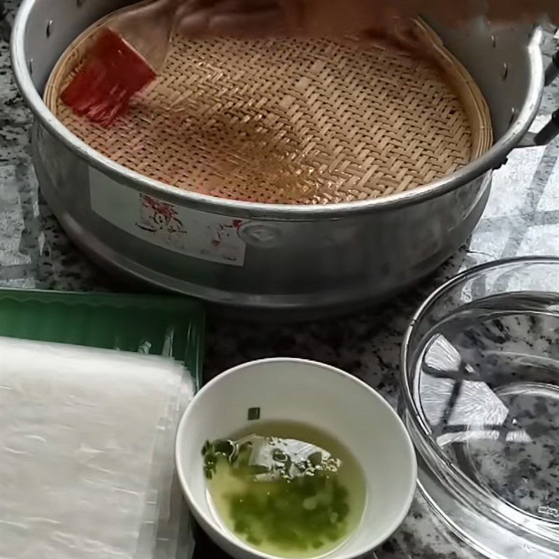 Step 3 Preparing and steaming rice paper Steamed rice paper with onion