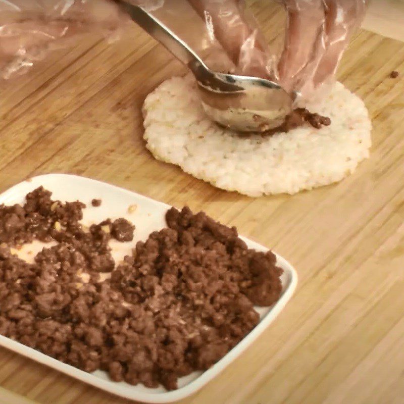 Step 4 Forming rice balls Stir-fried beef rice balls