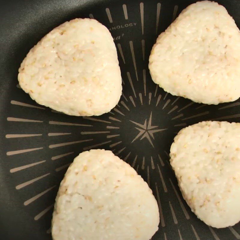 Step 5 Pan-frying rice balls Stir-fried beef rice balls