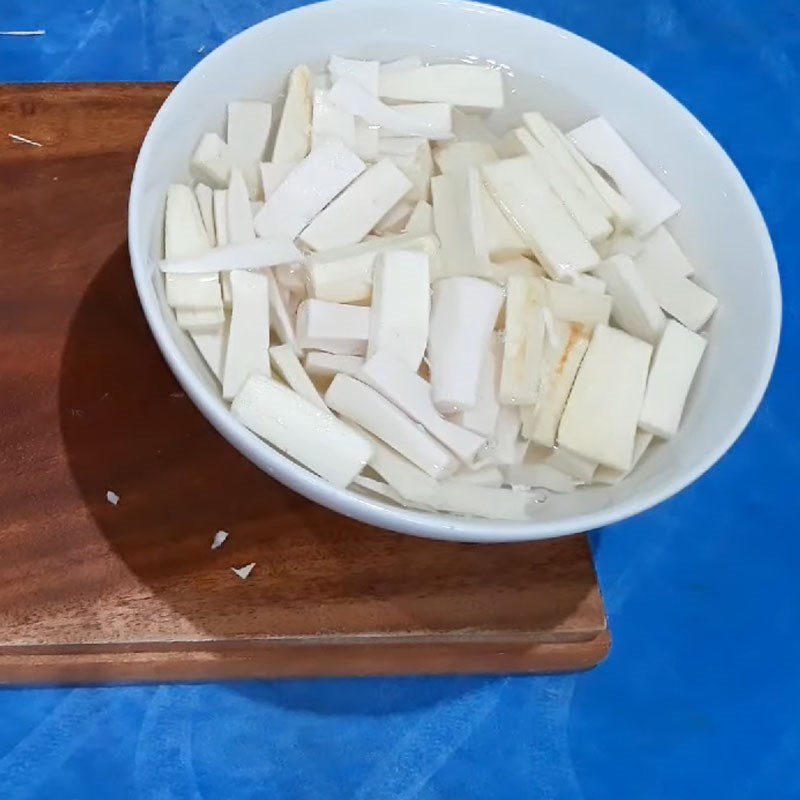 Step 1 Prepare ingredients for coconut heart braised pork