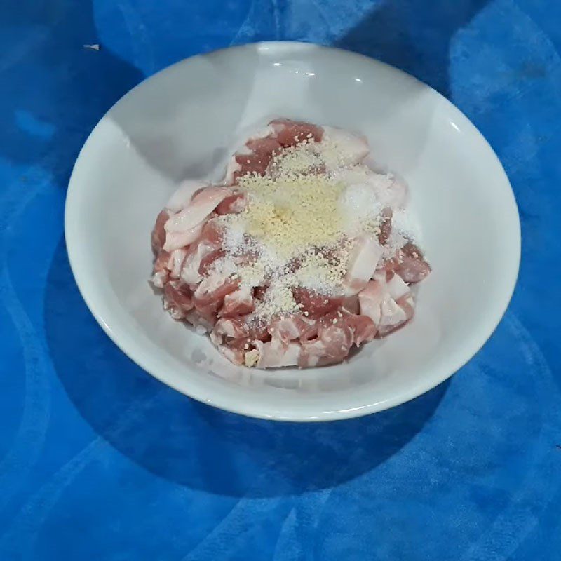 Step 3 Marinate the pork for coconut heart stew