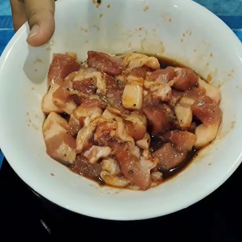 Step 3 Marinate the pork for coconut heart stew