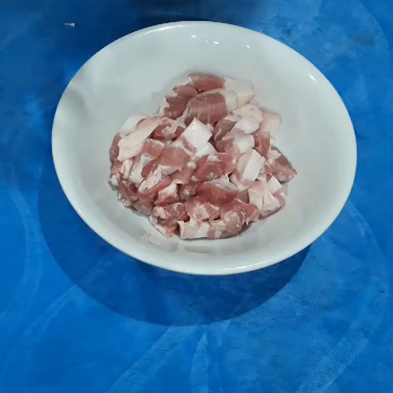 Step 3 Marinate the pork for coconut heart stew