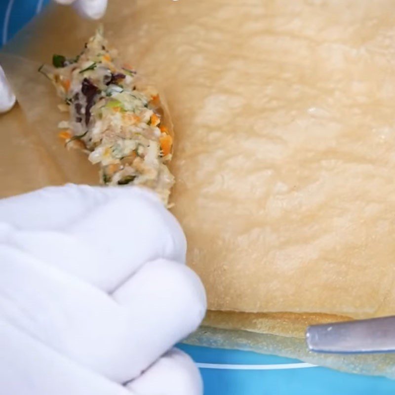 Step 5 Rolling the spring rolls