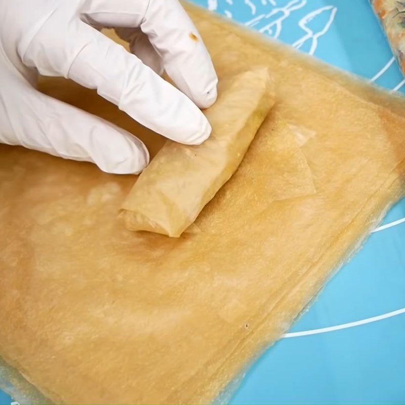 Step 5 Rolling the spring rolls