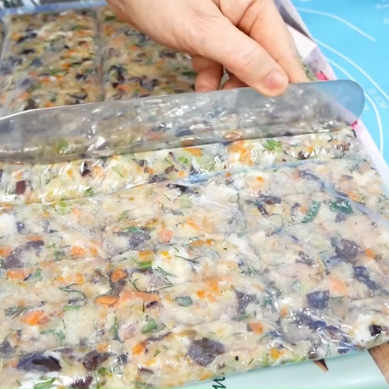 Step 5 Rolling the spring rolls