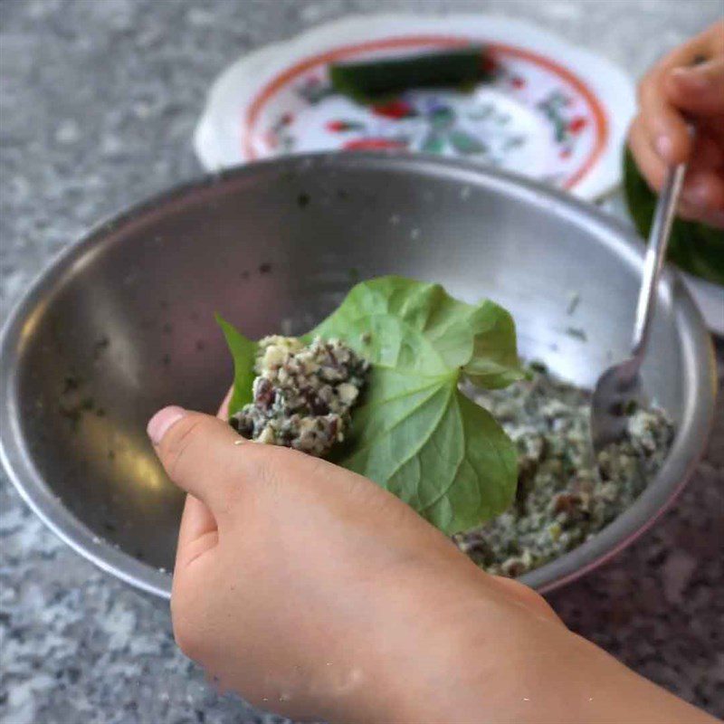 Step 3 Roll the filling for vegetarian pepper leaf rolls
