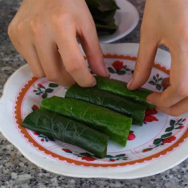 Step 3 Roll the filling for vegetarian pepper leaf rolls