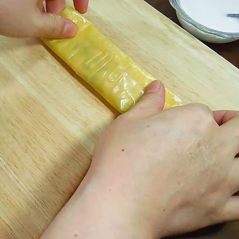 Step 3 Roll the spring rolls for vegetarian spring rolls with tofu skin