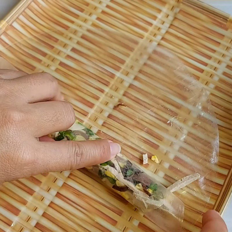 Step 3 Roll the spring rolls Vegetarian spring rolls rice paper