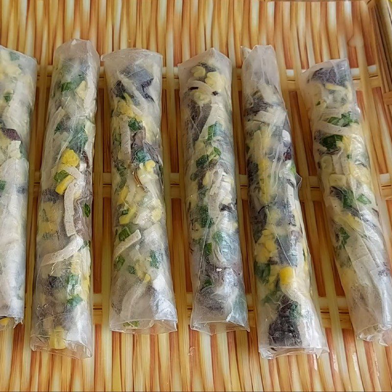Step 3 Roll the spring rolls Vegetarian spring rolls rice paper
