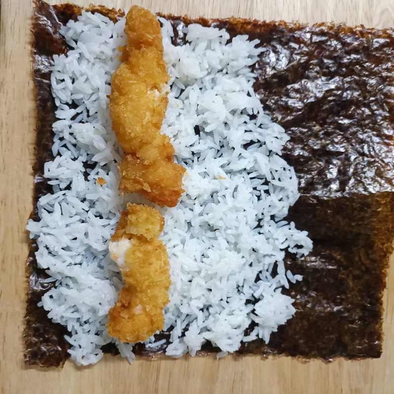 Step 4 Roll the rice Tempura shrimp sushi