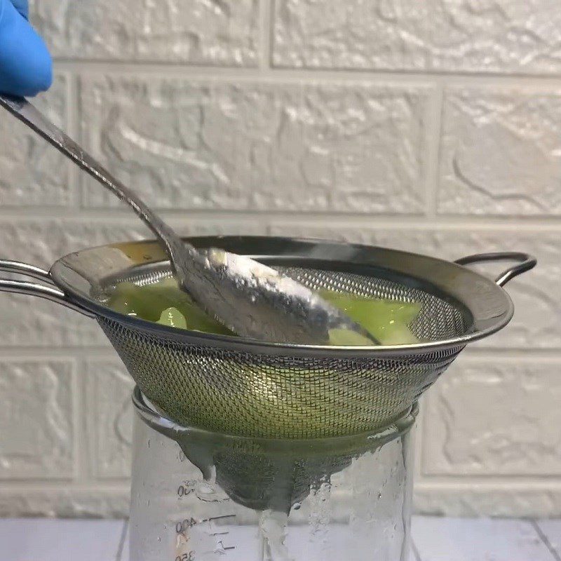 Step 2 Mash and filter the melon Watermelon juice