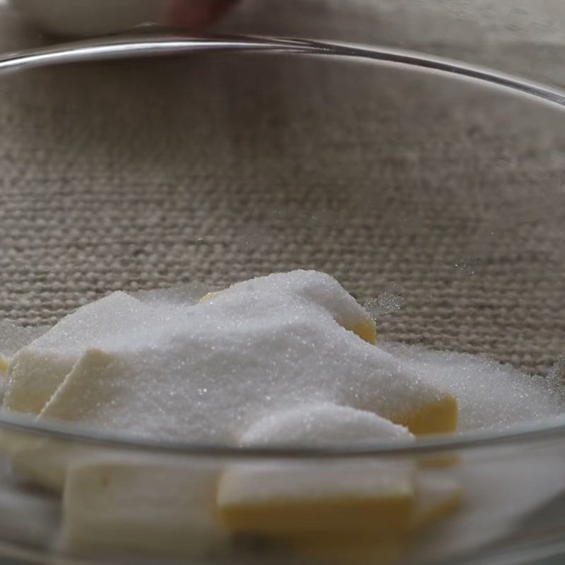 Step 1 Whip the butter and sugar mixture for cream cheese muffins