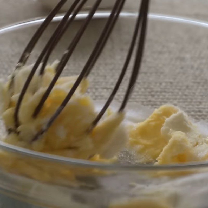 Step 1 Whip the butter and sugar mixture for cream cheese muffins