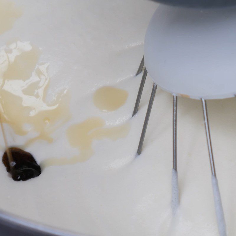 Step 1 Whipping the cream mixture for apple caramel ice cream