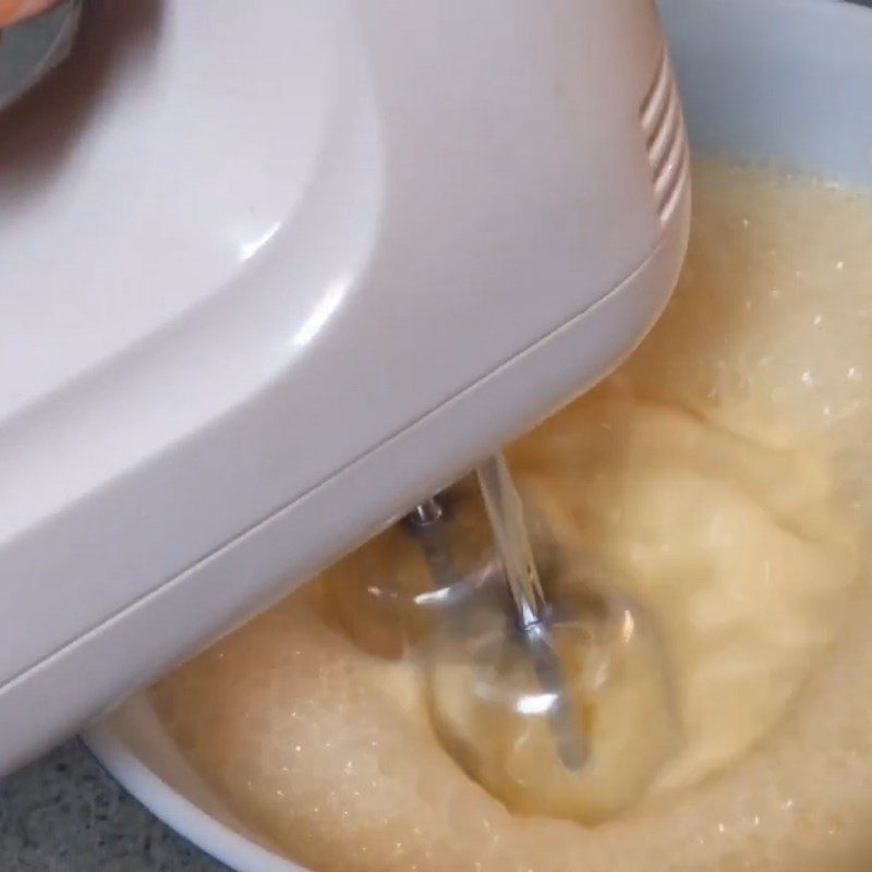 Step 3 Whip the egg cream mixture Egg cream (cold cream)