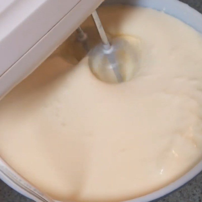 Step 3 Whipping the egg milk cream mixture Egg cream (cold cream)