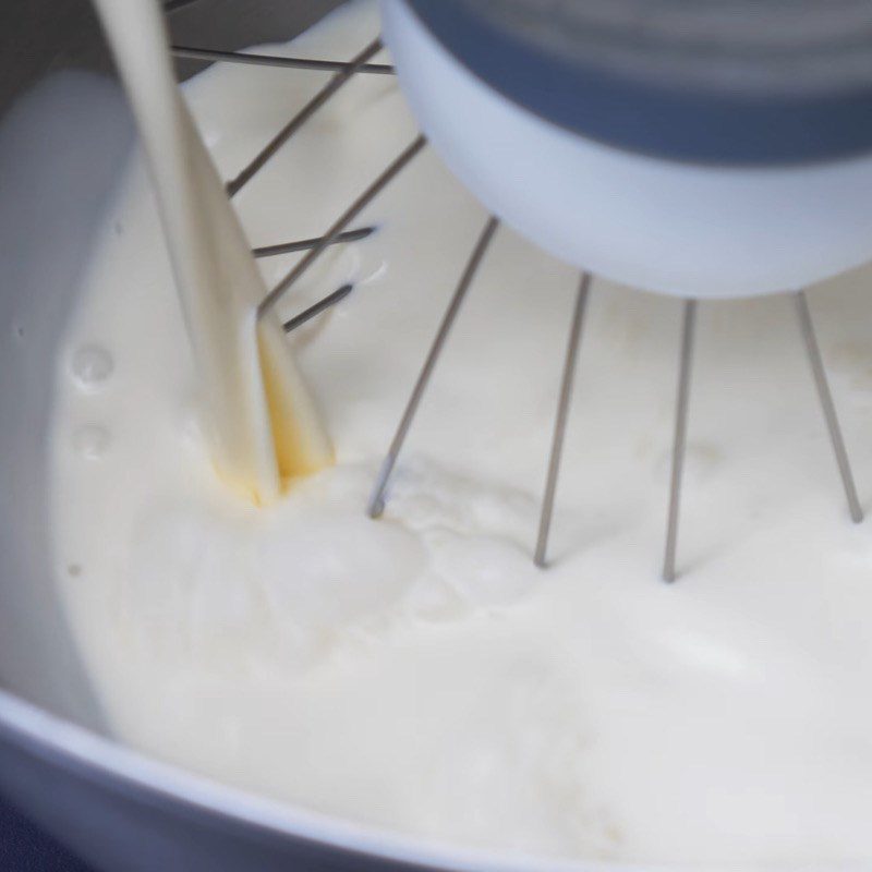 Step 1 Whipping the cream mixture for apple caramel ice cream