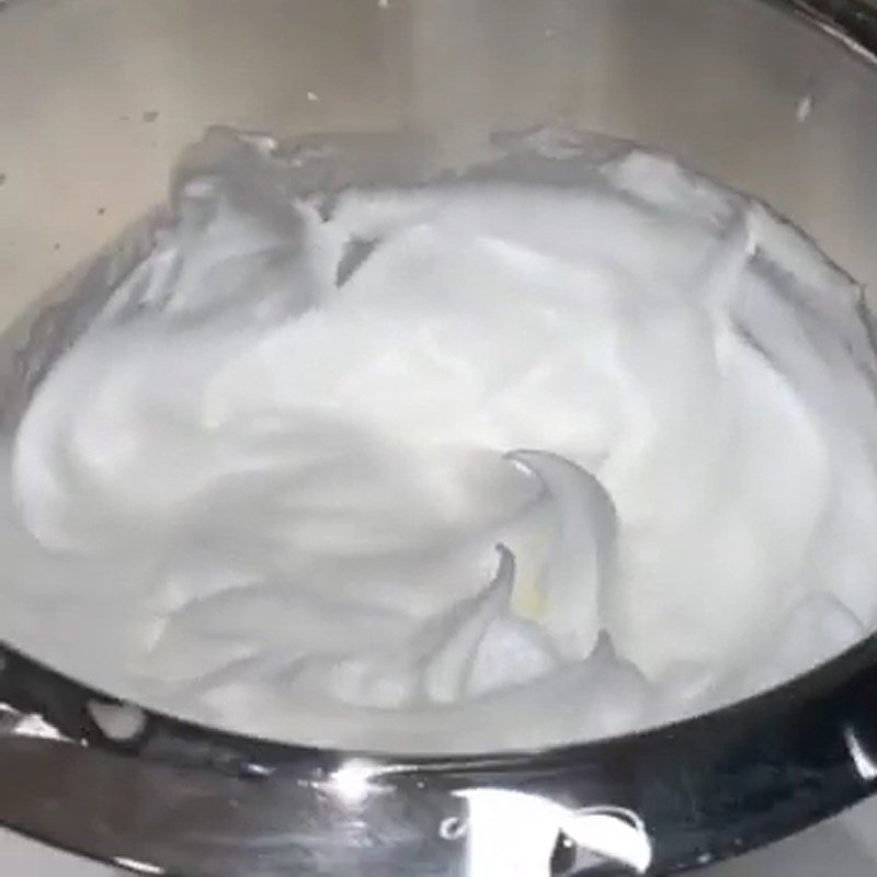 Step 2 Beat the egg whites for the condensed milk sponge cupcake