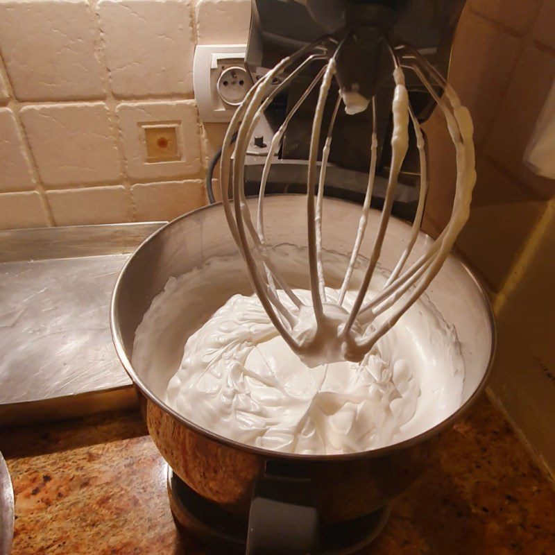 Step 1 Whip the eggs for Sponge Cake with Shrimp Sauce