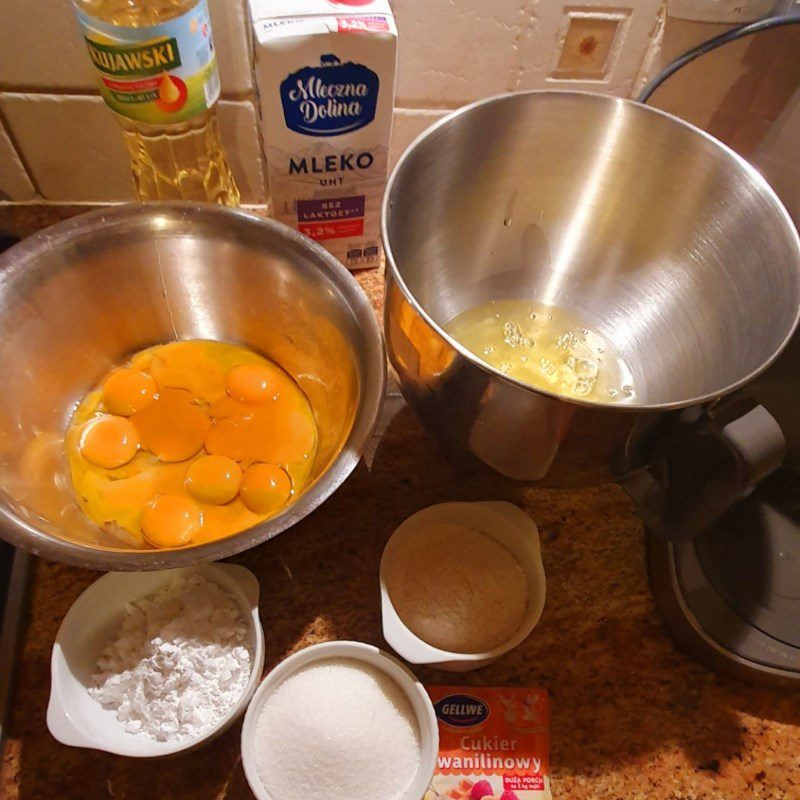 Step 1 Whip the eggs for Sponge Cake with Shrimp Sauce