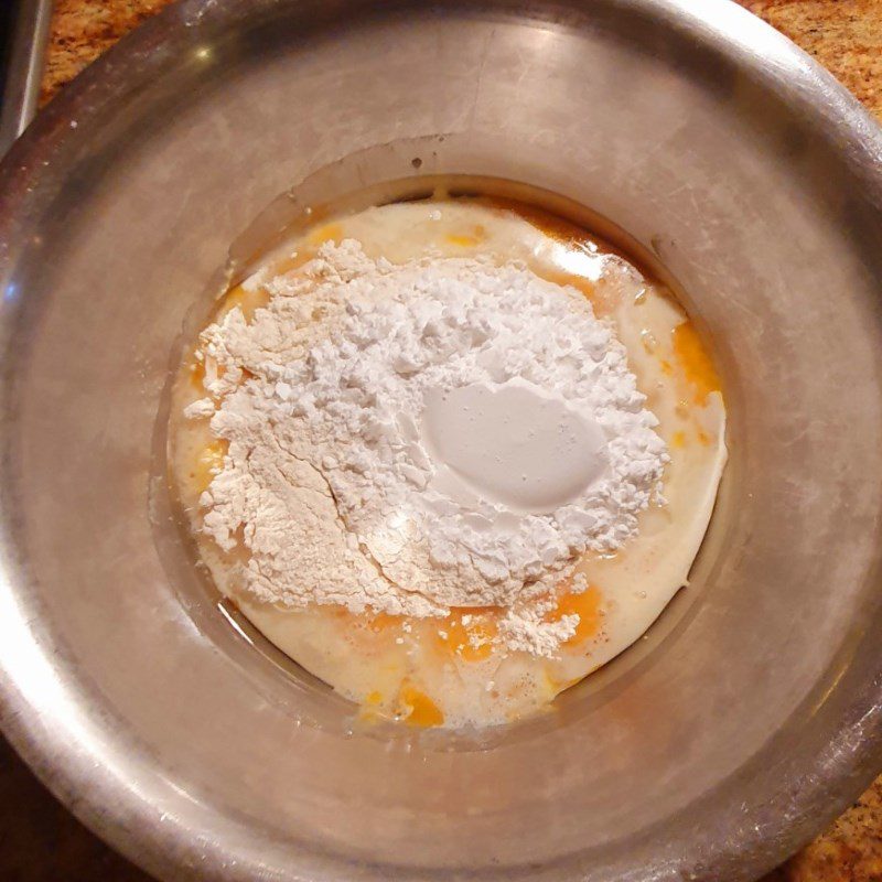 Step 1 Whip the eggs for Sponge Cake with Shrimp Sauce