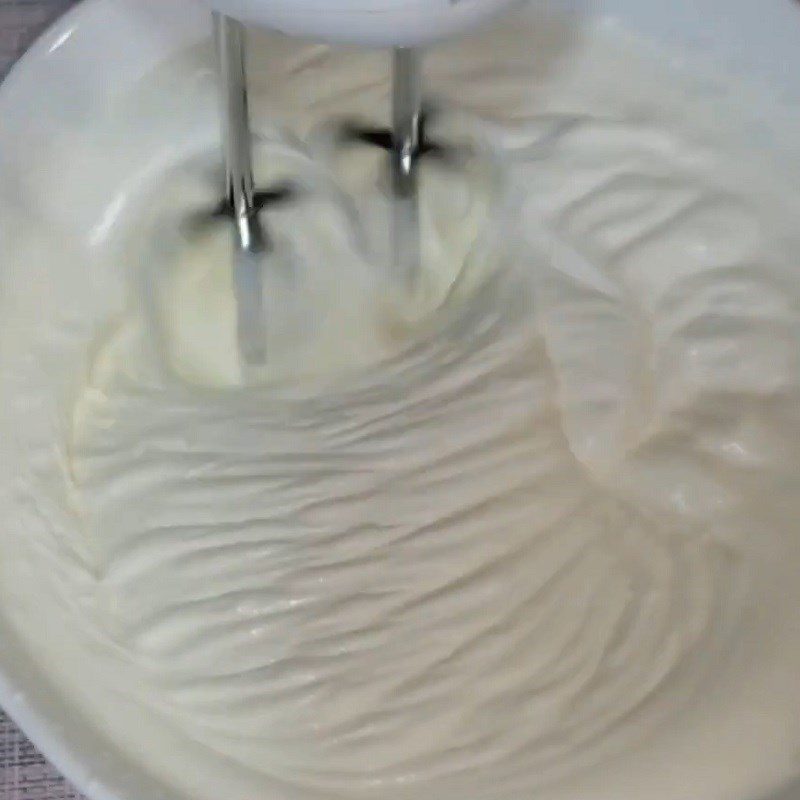 Step 2 Whipping the cream Strawberry chocolate ice cream