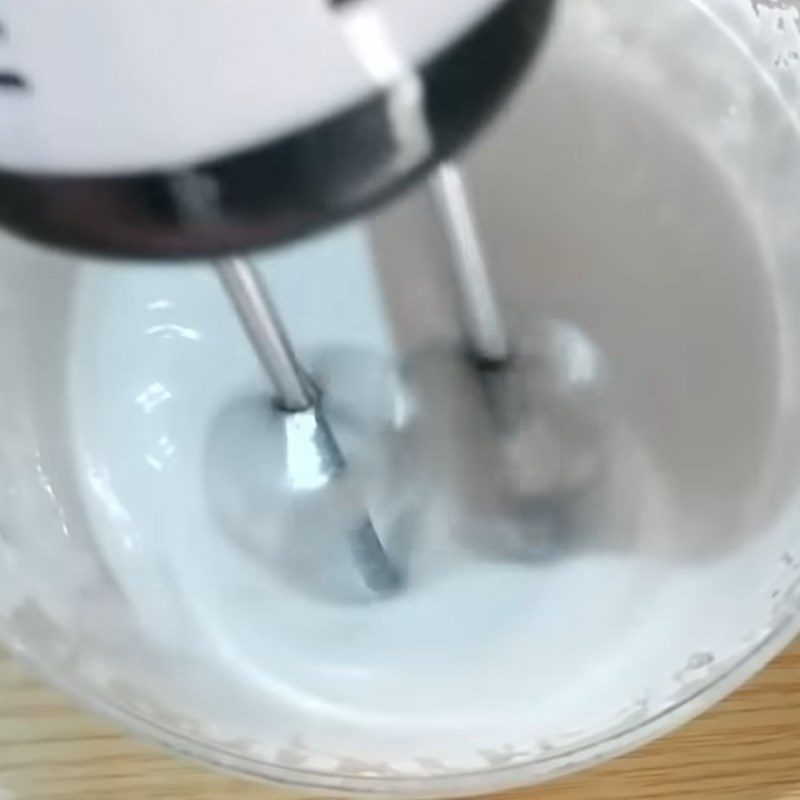 Step 2 Whip the whipping cream and mix with the milk coffee Milk coffee with whipping cream