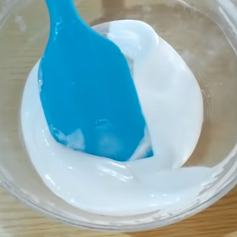 Step 2 Whip the whipping cream and mix with the milk coffee Milk coffee with whipping cream